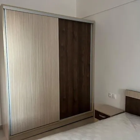 Cool 1-br Apt, Metro & Central Bus & тrain Station Διαμέρισμα